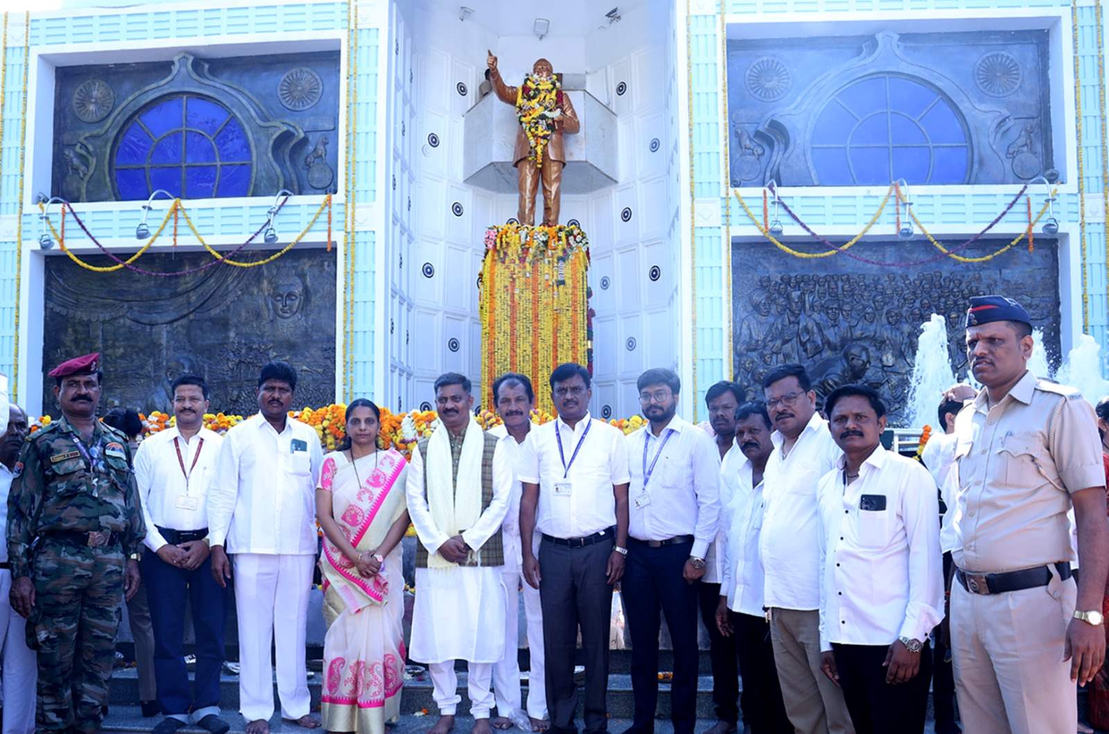 एकता कर्मचारी संघटनेकडून पुतळ्यावर हेलिकॉप्टरद्वारे पुष्पवृष्टी..