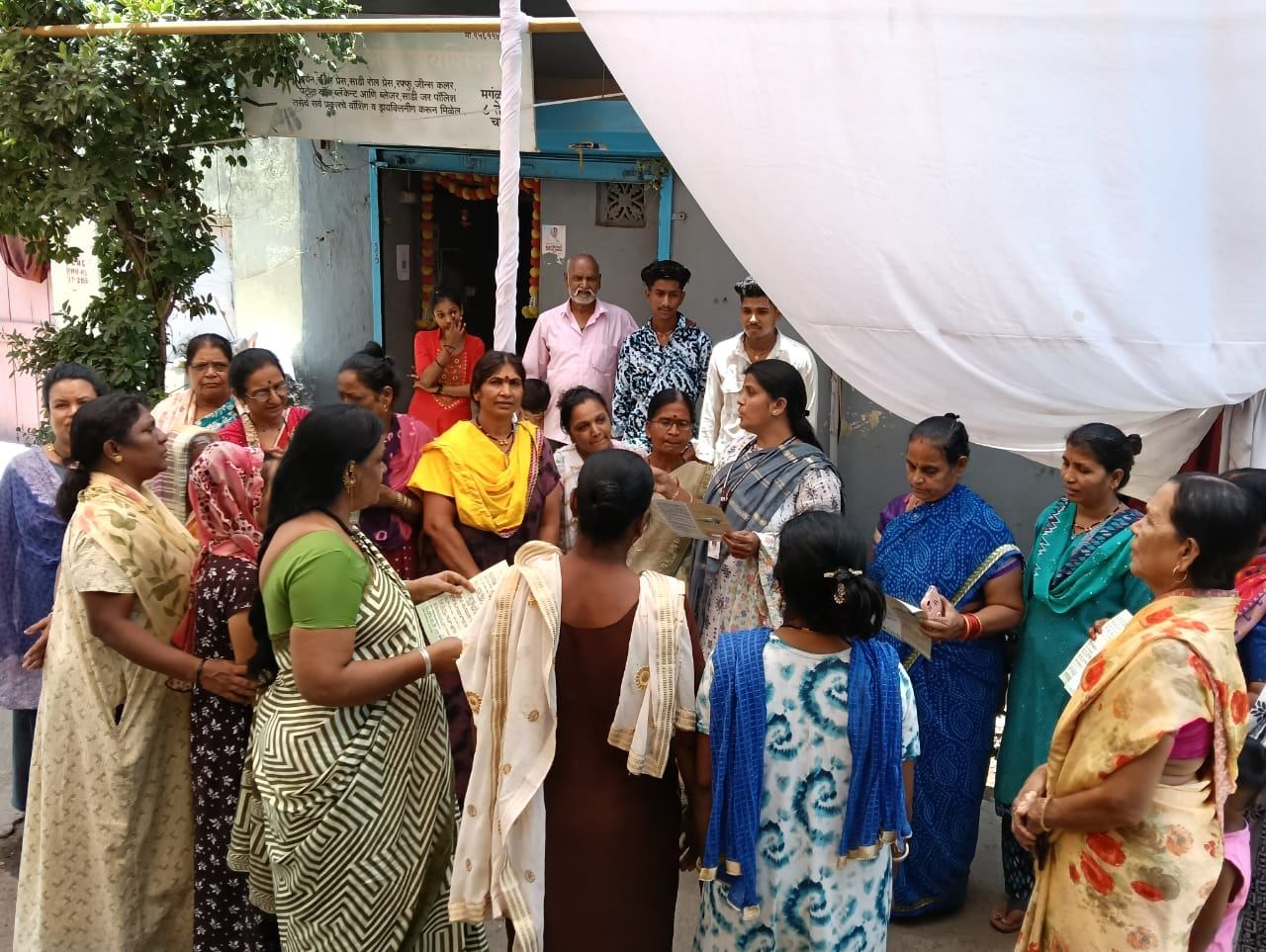 पिंपरी चिंचवड शहरातील झोपडपट्ट्यांमध्ये लोकसेवा हक्क दिनानिमित्त विशेष बैठका व मेळावे...