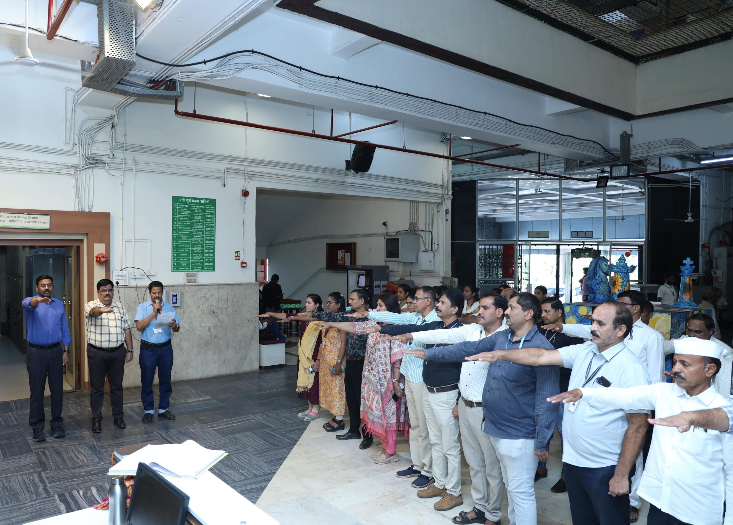 पालिकेच्या कर्मचाऱ्यांनी घेतली सेवा हक्क दिनानिमित्त शपथ...