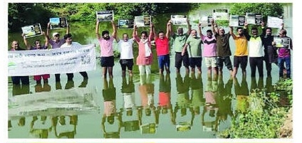 महापालिकेच्या नदी सुधार प्रकल्पाच्या विरोधात नदीत उतरून आंदोलन...