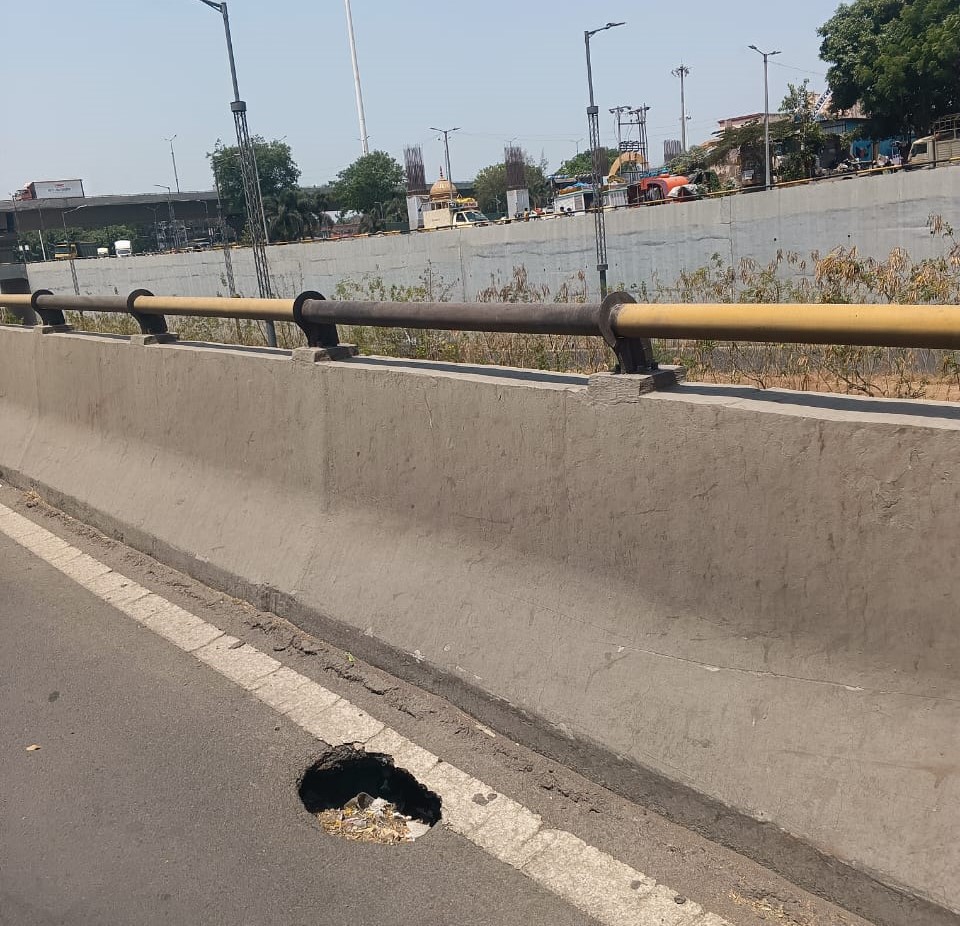 भक्ती-शक्ती उड्डाणपूलाला भगदाड...