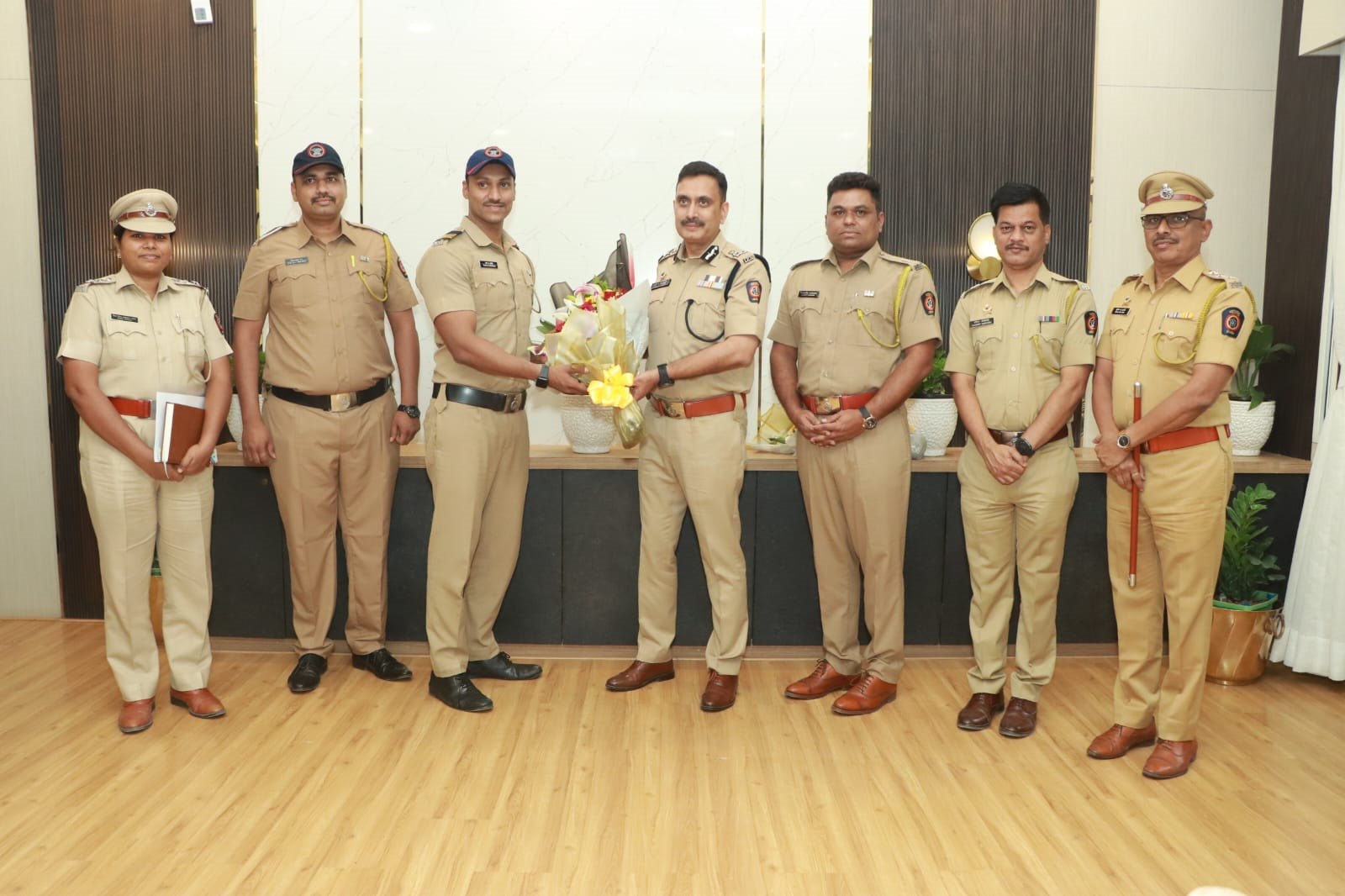 वाकड पोलीस स्टेशनच्या अंमलदारांच पोलीस आयुक्तांकडून कौतुक...