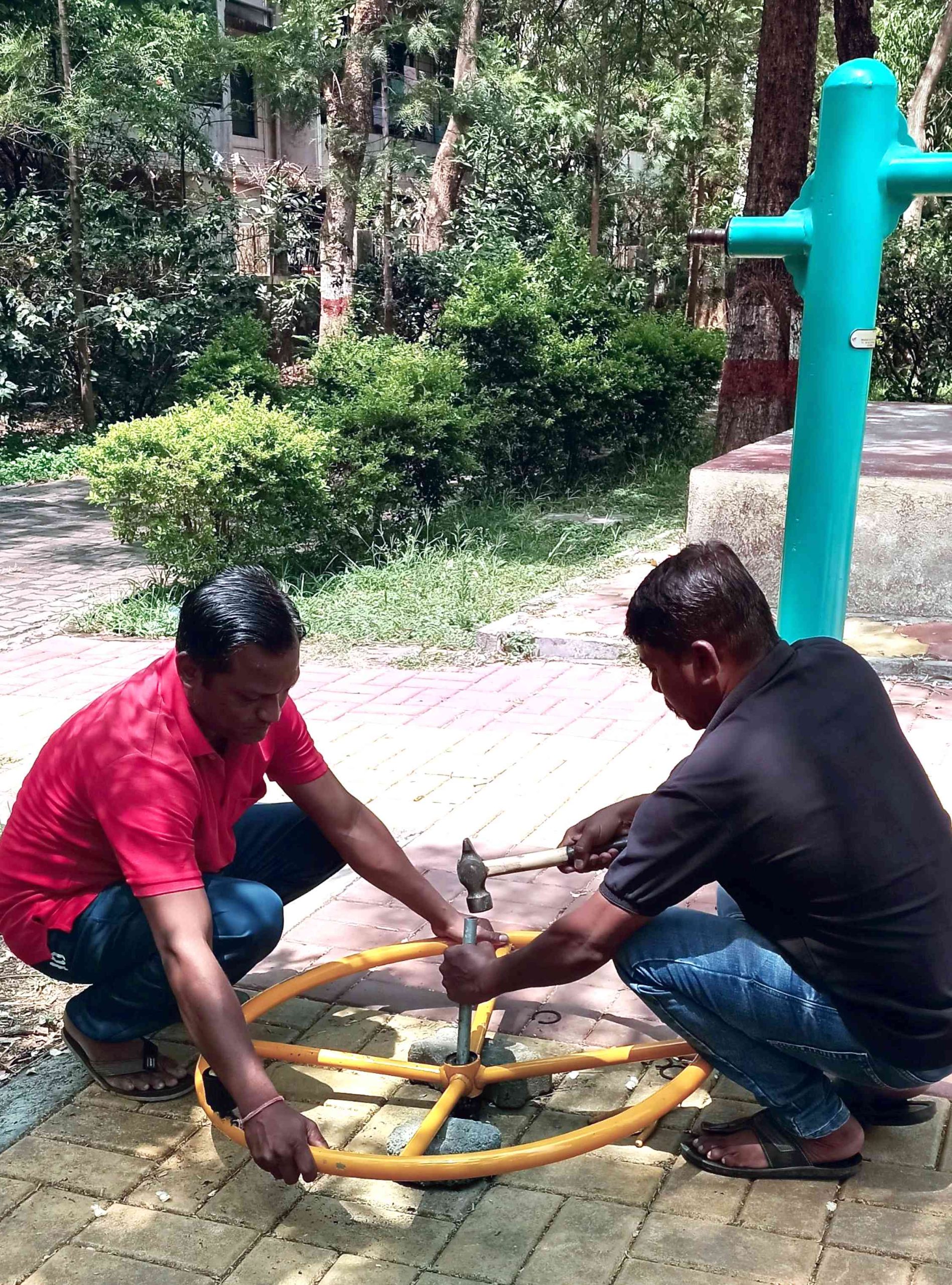 प्राधिकरणातील खुल्या व्यायामशाळेतील साहित्याच्या दुरुस्तीचे काम सुरू..