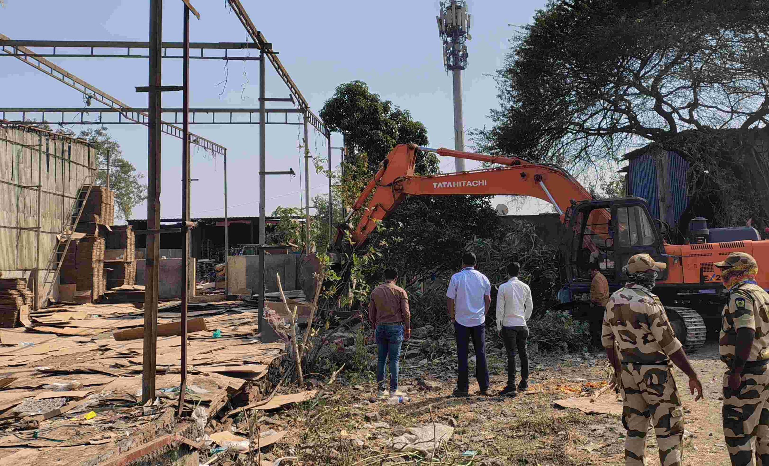 चिखलीत पुन्हा अनधिकृतरीत्या निर्माण होणाऱ्या पत्राशेडवर कारवाई...