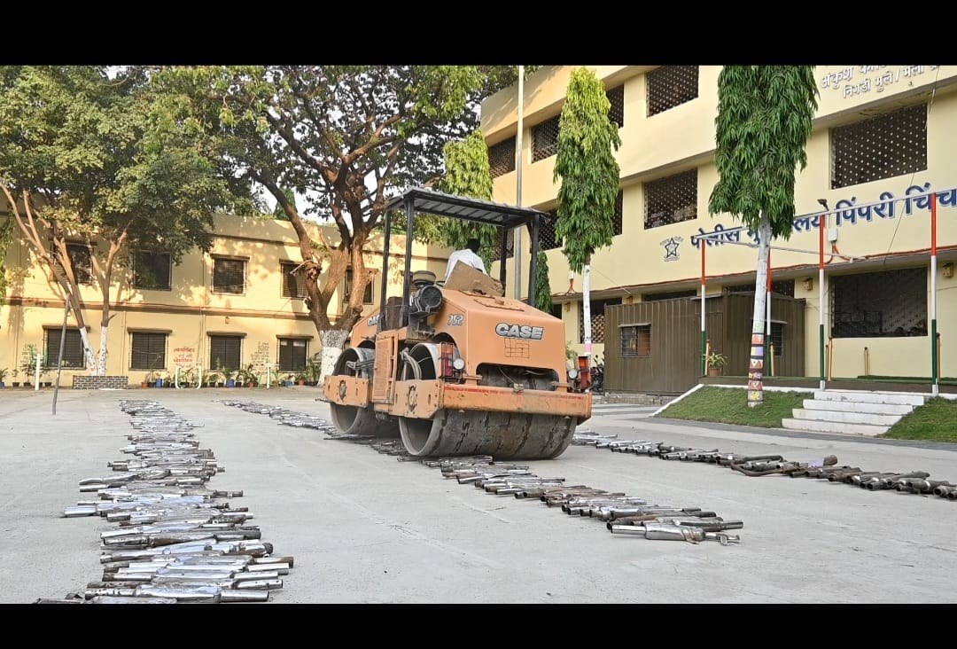 तब्बल ५४२ जप्त सायलेन्सरवर रोड रोलर फिरवून लावली विल्हेवाट...