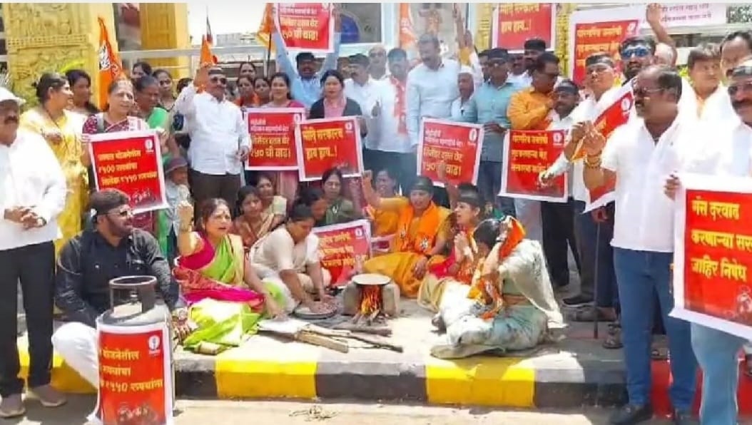 पिंपरीत 'मोदी सरकार हाय हाय' ची जोरदार घोषणाबाजी...