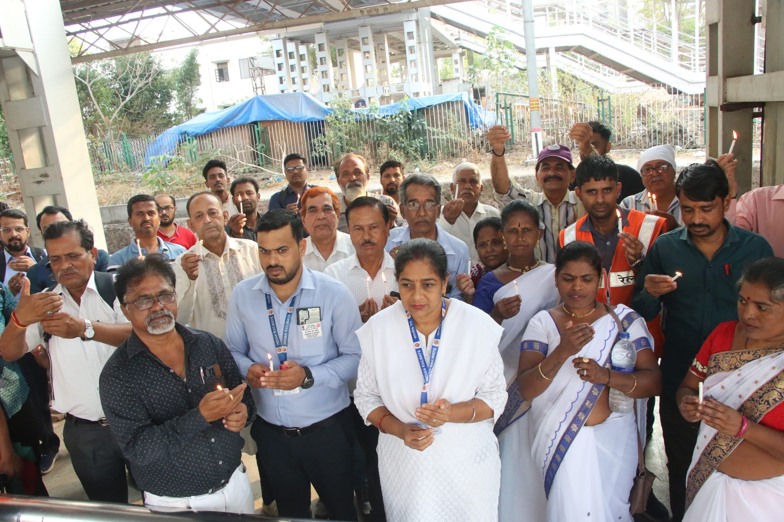 चिंचवड प्रवासी संघाकडून  पहेलगामच्या मृतांना चिंचवड रेल्वे स्थानकांत श्रद्धांजली...!