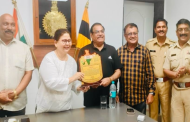 दुनियादारी परिवाराचा 'एक्सलन्स अवॉर्ड' स्वाती साठे यांना प्रदान !