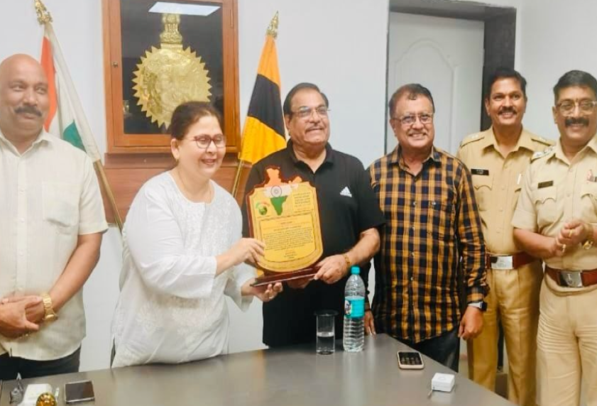 दुनियादारी परिवाराचा 'एक्सलन्स अवॉर्ड' स्वाती साठे यांना प्रदान !