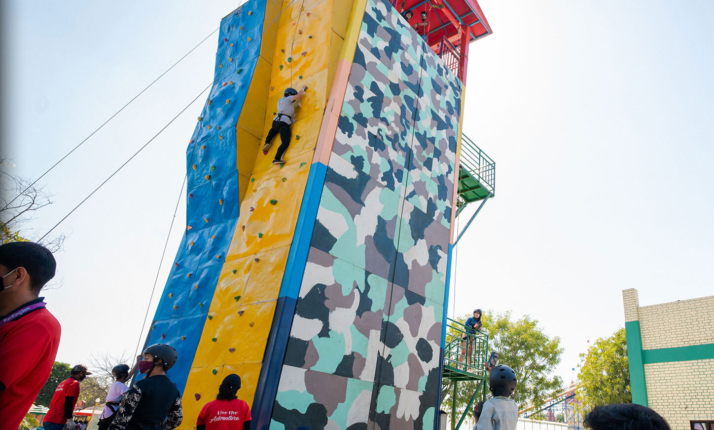 पिंपळे सौदागरच्या योगा पार्कमध्ये 'क्लायम्बिंग वॉल'ची निर्मिती...