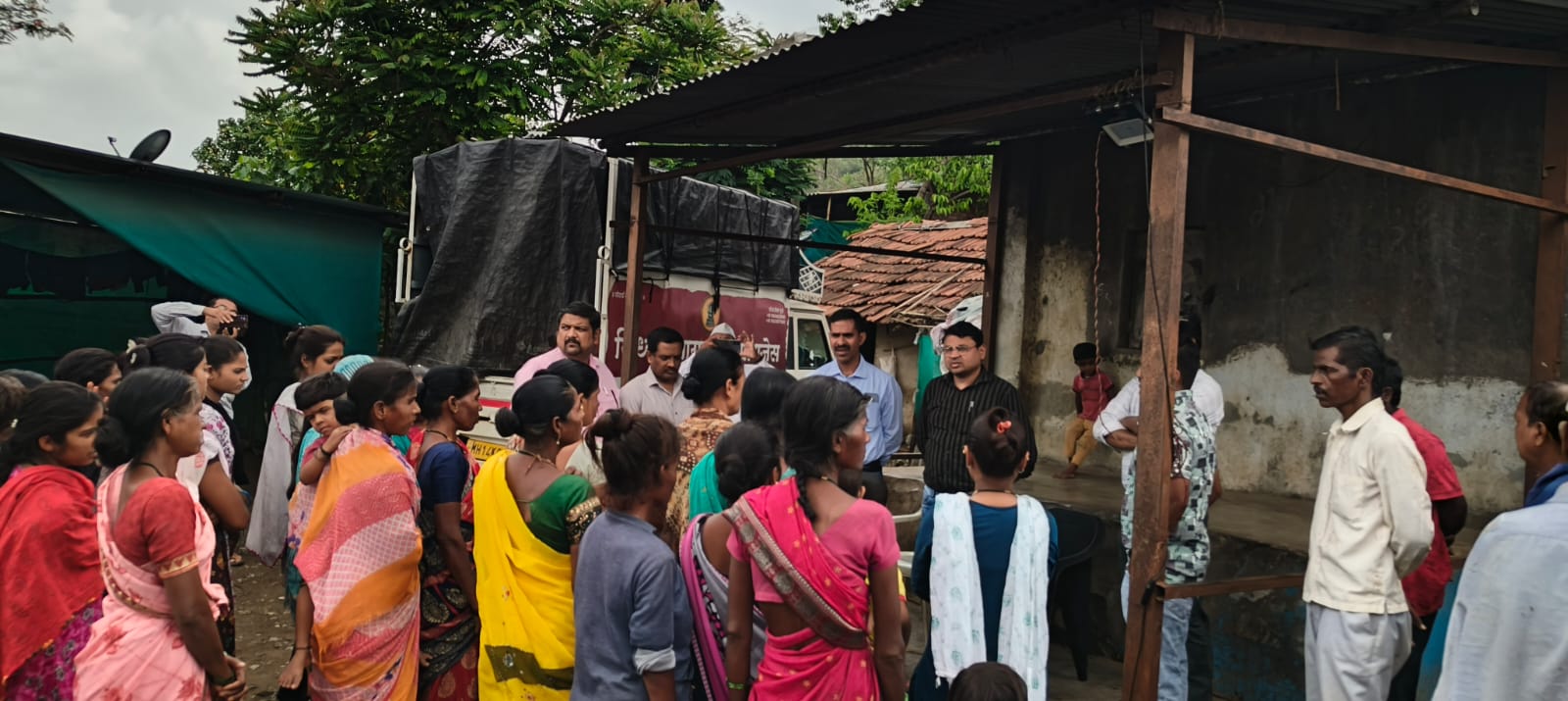 ठाकर वस्तीपर्यंत प्रथमच पोहचले तहसीलदार आणि बीडीओ..