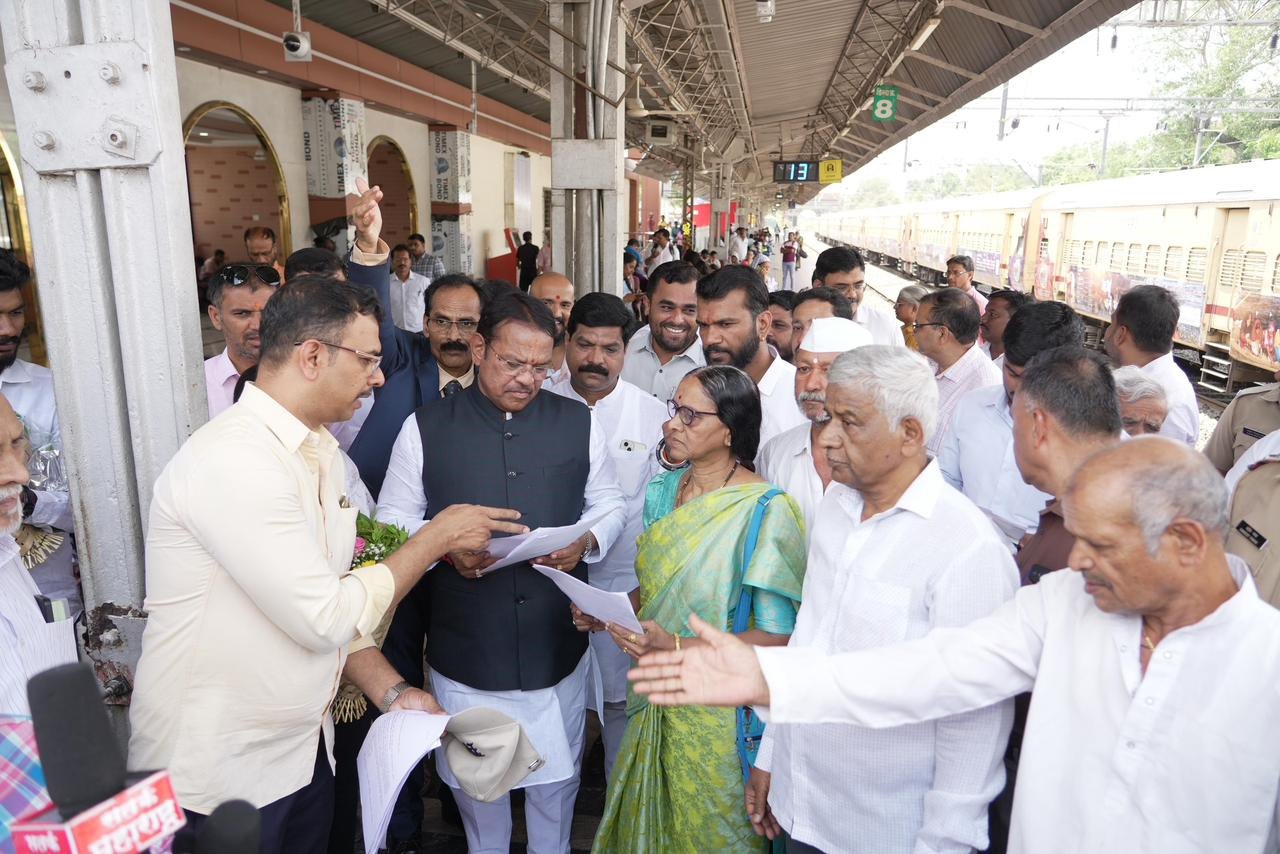 चिंचवड, आकुर्डी, देहूरोड व तळेगाव दाभाडे रेल्वे स्टेशनच्या कामाला गती द्या..