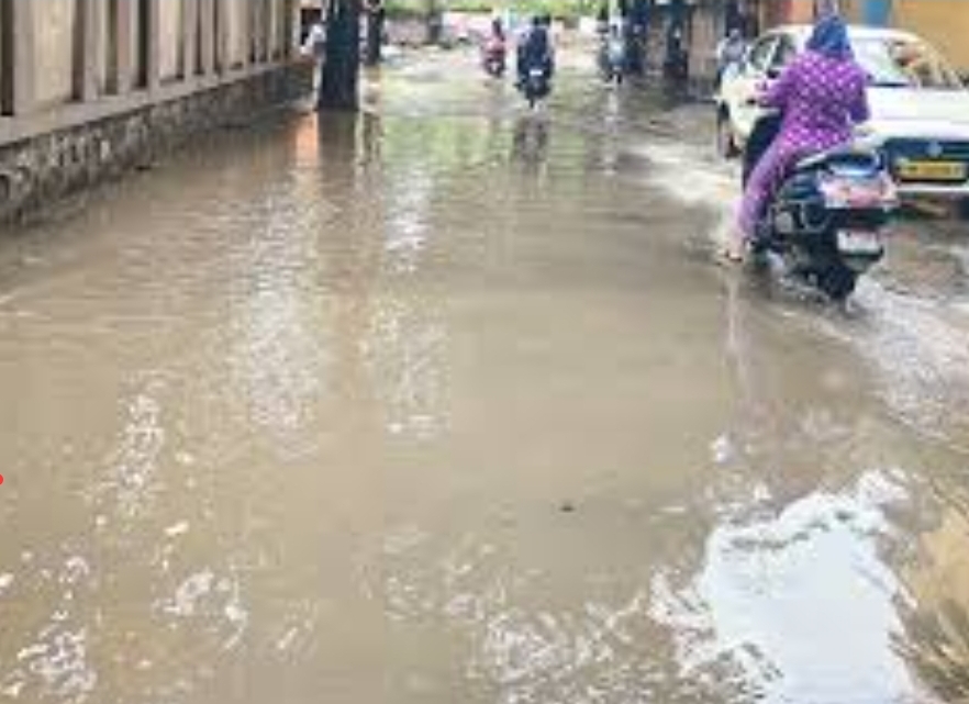 रस्त्यावर साचलेले पाणी अंगावर उडाले म्हणून कॅप्टनला मोशीत मारहाण...