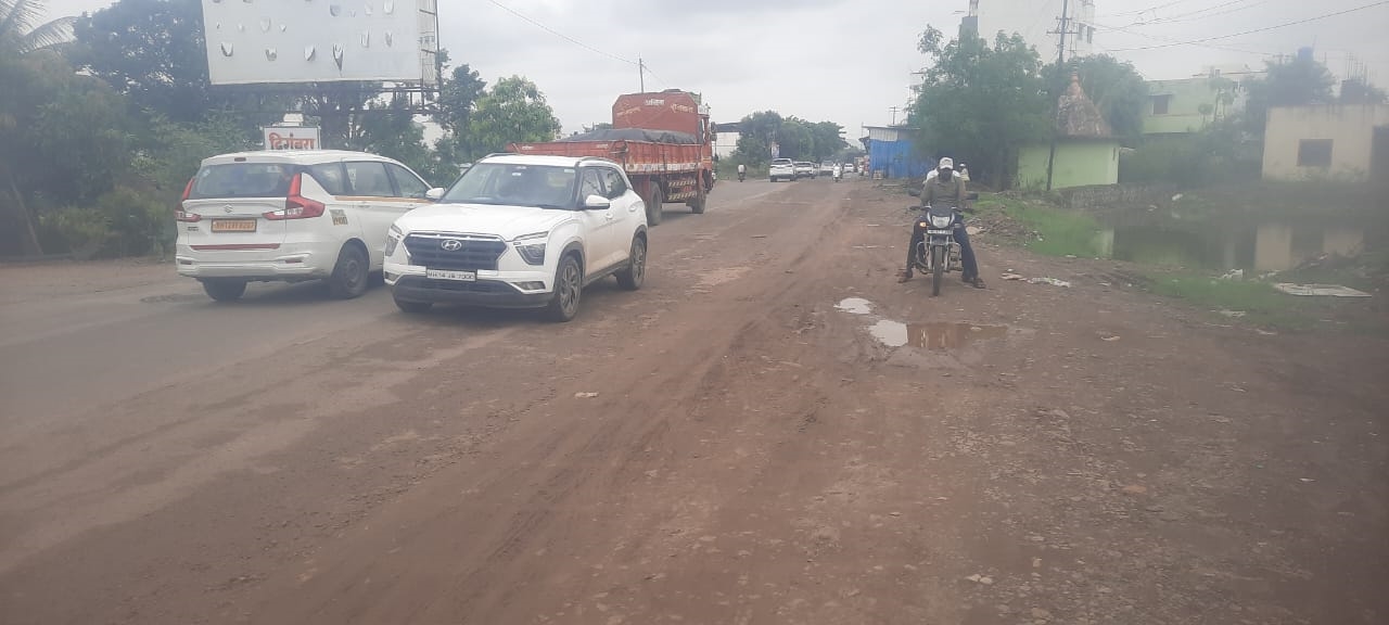 श्री क्षेत्र देहूगाव ते भंडारा डोंगराकडे जाणाऱ्या रस्त्याची खड्ड्यांमुळे चाळण..
