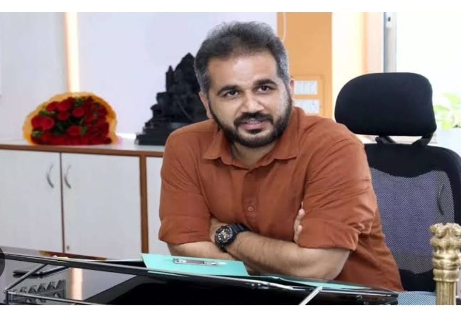 प्रशासकीय राजवटीत अनेक वादग्रस्त निर्णयांमुळे चर्चेत असणाऱ्या आयुक्तांची बदली?..