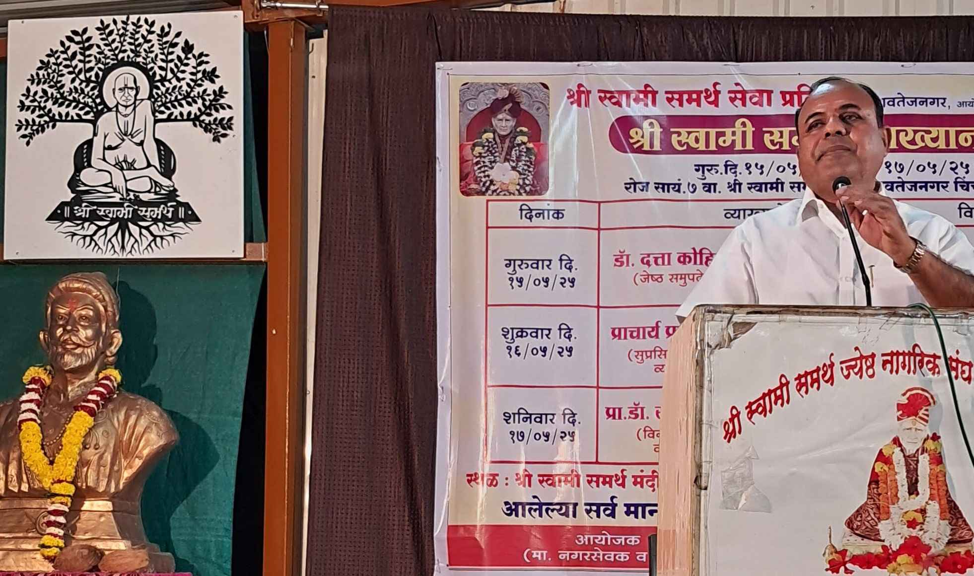 'सभोवतालच्या छोट्या-छोट्या गोष्टीत आनंद आहे; पण तो शोधायची दृष्टी पाहिजे...