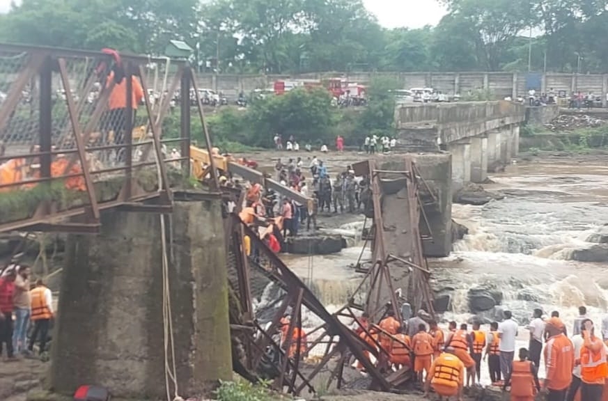 दुर्घटनेमुळे शेलारवाडी आणि कुंडमळा गावांचा संपर्क तुटला...