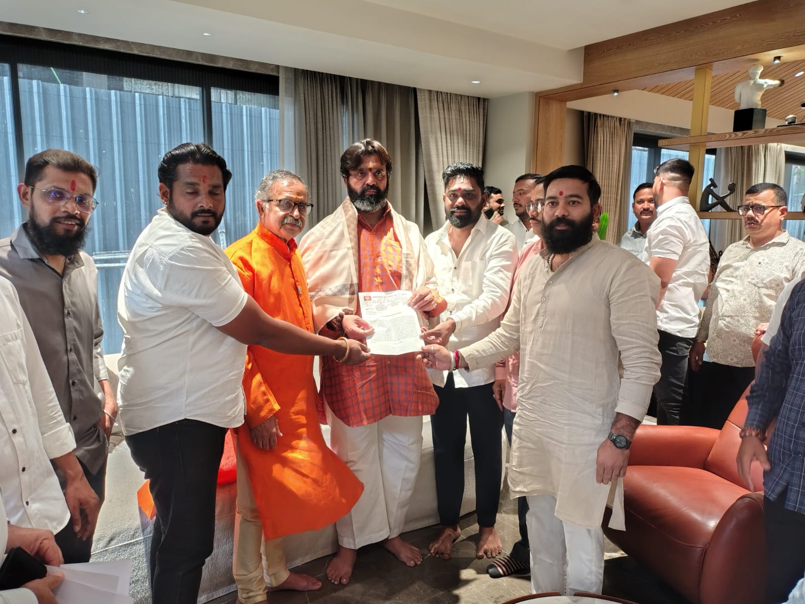 पिंपरी-चिंचवड शहरातील मोकाट जनावरांसाठी गोशाळा उभारा..