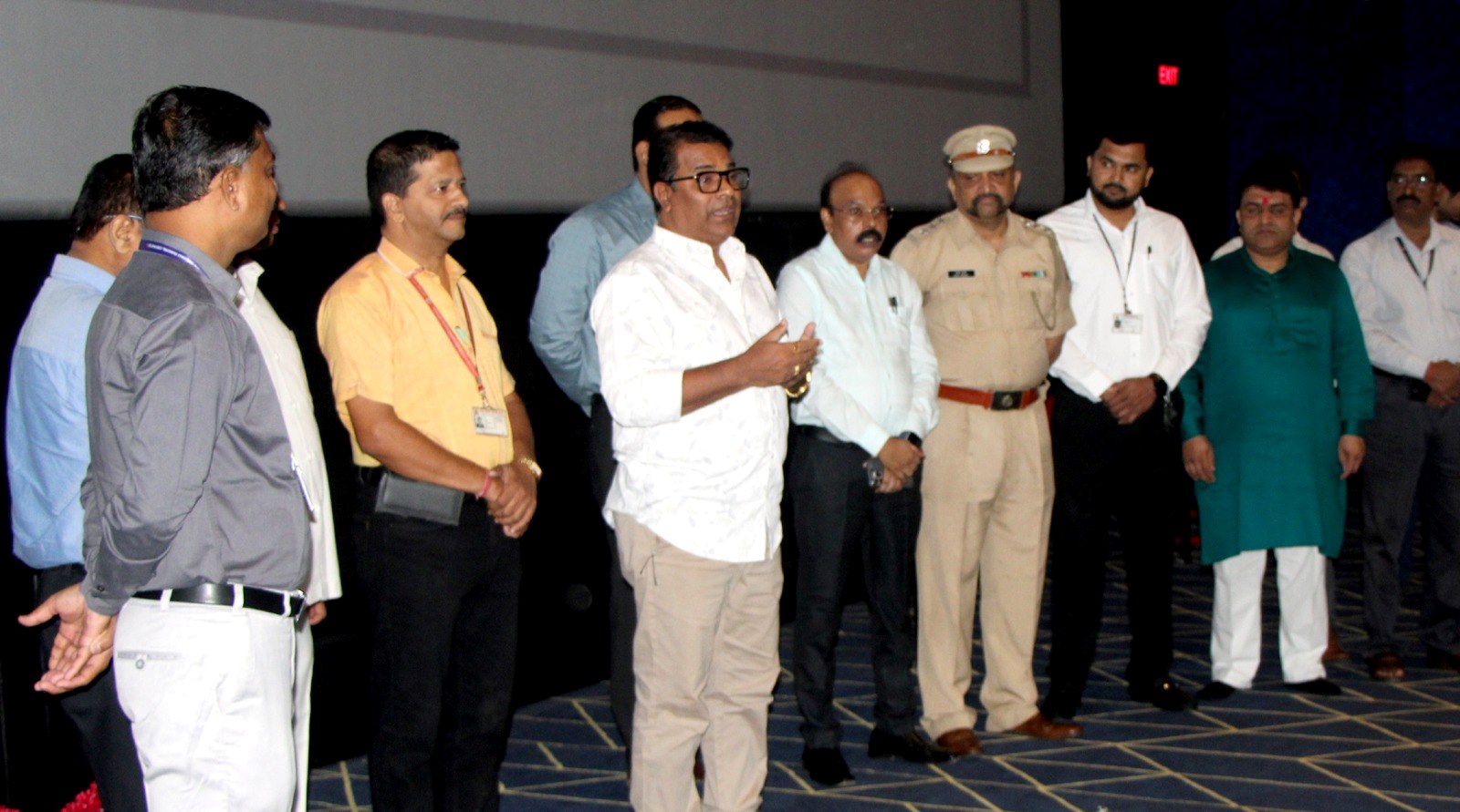 अभिनेते भरत जाधव यांनी साधला सफाई कर्मचाऱ्यांशी संवाद...