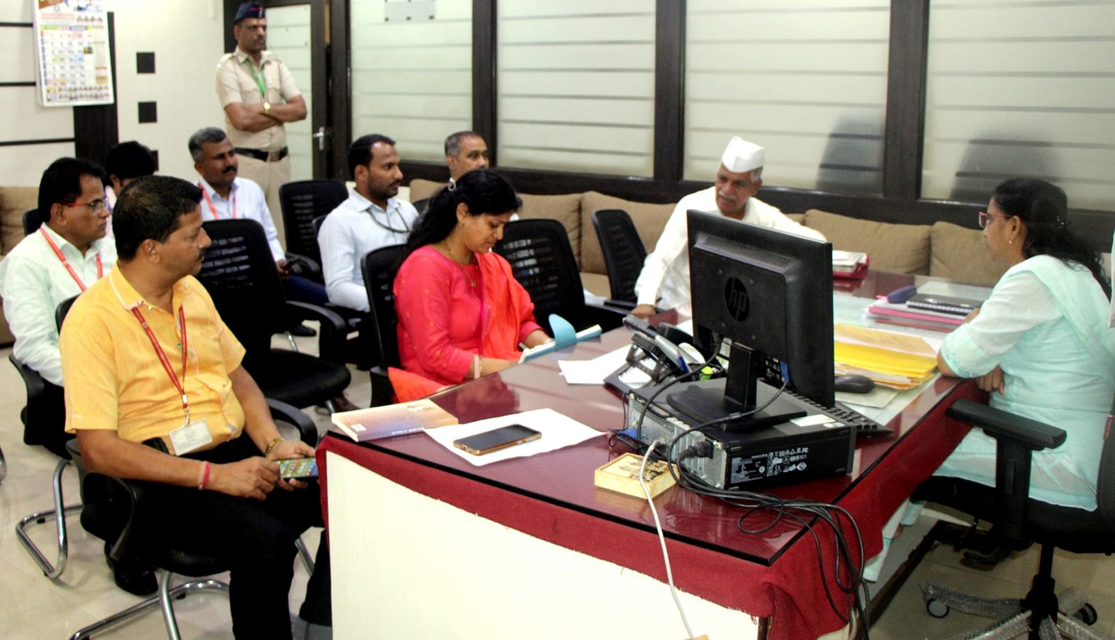 रस्त्यांवर सिमेंटचे ब्लॉक न बसविता रस्त्यांचे क्राँक्रीटीकरण करा..