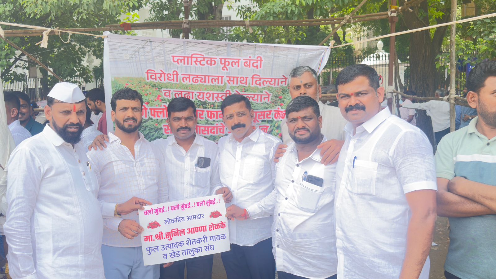 कृत्रिम फुलांवर बंदीची मागणी, शेतकऱ्यांचा आझाद मैदानावर जोरदार मोर्चा...