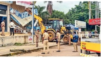 चिखलीत पत्राशेडवर पालिकेची कारवाई...