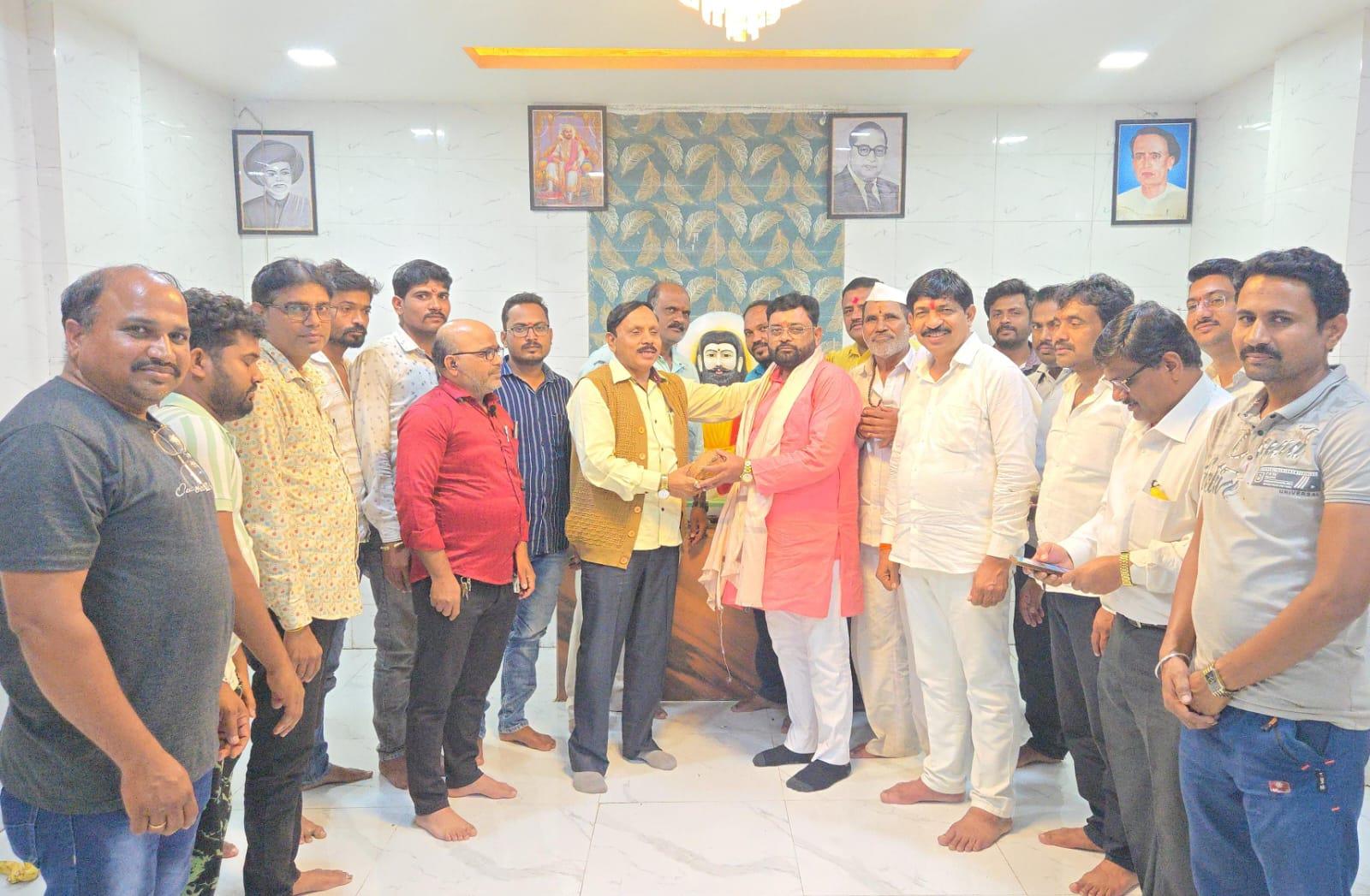 गुरु पौर्णिमेनिमित्त कामगार नेते डॉ. बाबा कांबळे यांचा सत्कार...