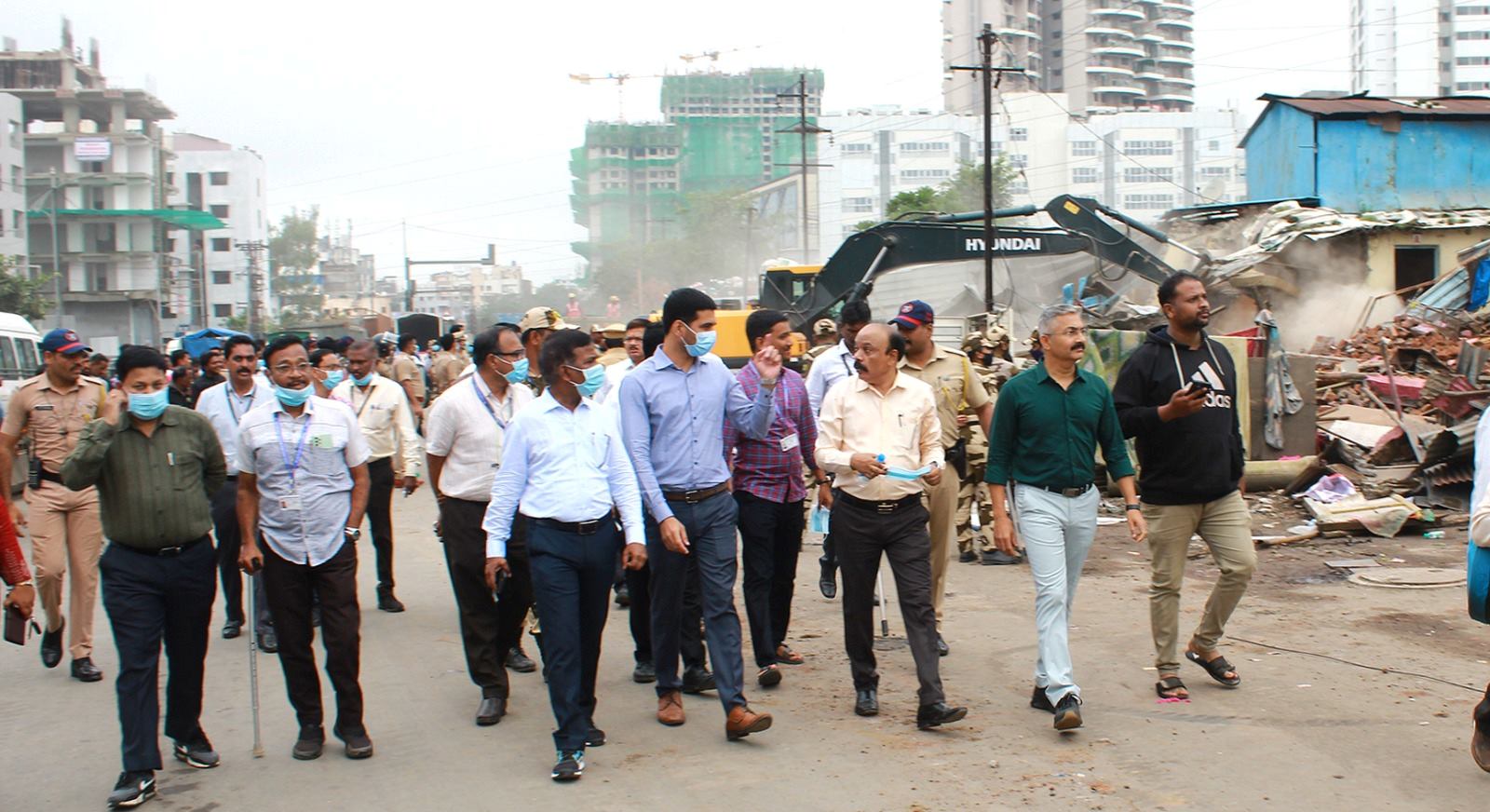 रस्ता रुंदीकरणाला अडथळा ठरणाऱ्या ९६ झोपड्यांवर महापालिकेची निष्कासनाची कारवाई....