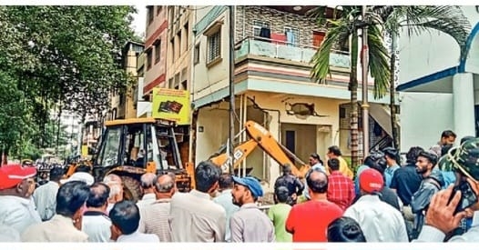 संत तुकारामनगरमध्ये दोन अनधिकृत मजले आणि तळमजल्यावरील दुकानावर पोलिस बंदोबस्तात कारवाई...