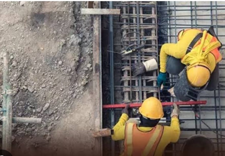 चाकणमध्ये पाचव्या मजल्यावरून पडून कामगाराचा मृत्यू..