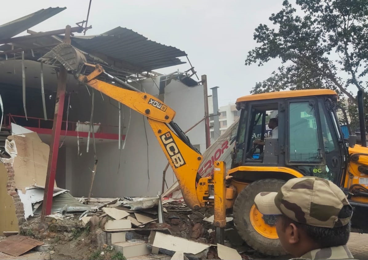 दापोडीतील अनधिकृत पत्राशेड, भंगार दुकानांवर कारवाई...