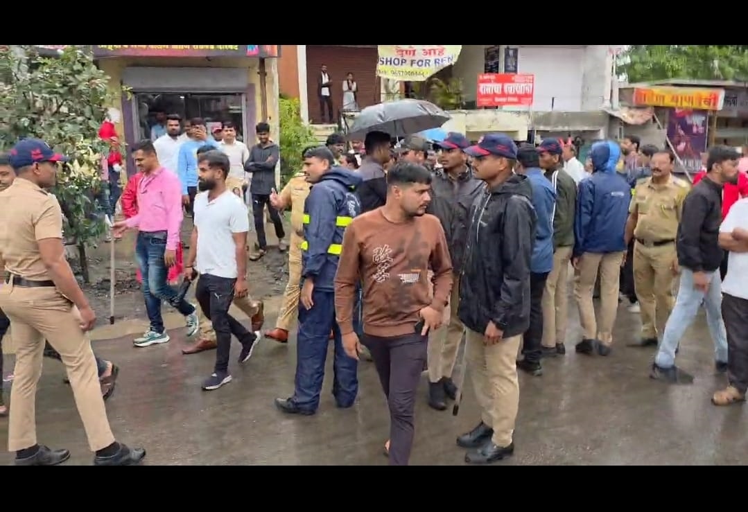 माण रस्त्याचे रुंदीकरण सुरू; ग्रामस्थांकडून आक्षेप...