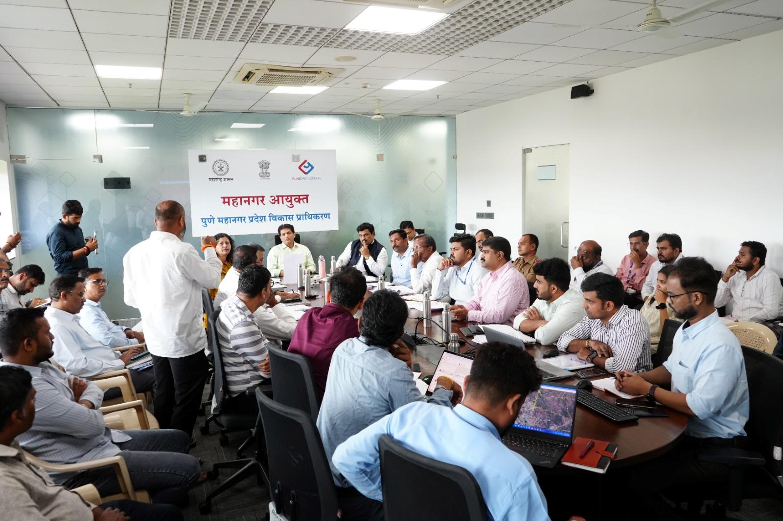 चाकण औद्योगिक क्षेत्रातील रस्ते दुरुस्तीच्या महानगर आयुक्तांच्या सूचना...