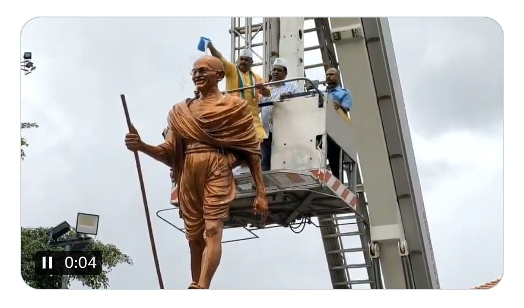 परप्रांतीय तरुणाकडून पुण्यात महात्मा गांधींच्या पुतळ्याची विटंबना..