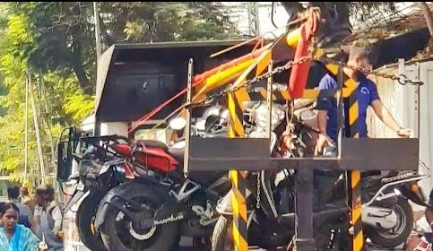 चाकणमध्ये ना रस्ता धडाचा ना पार्किंग सुविधा..