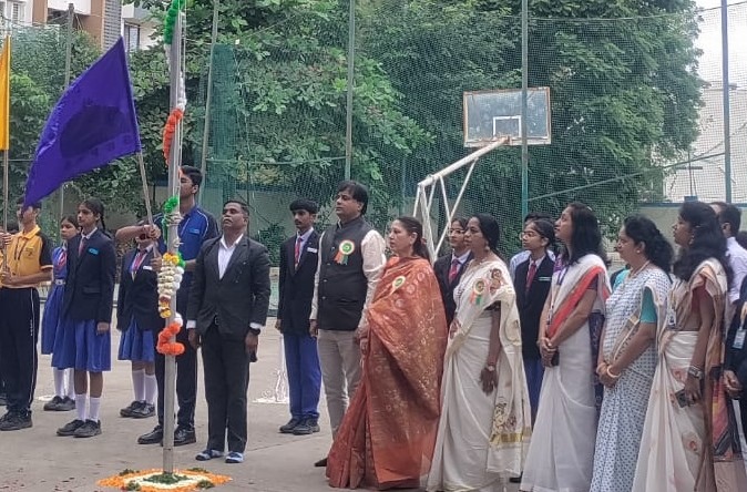 एस. बी. पाटील पब्लिक स्कूल मध्ये डॉ. विजय पाटील यांच्या हस्ते ध्वजारोहण...