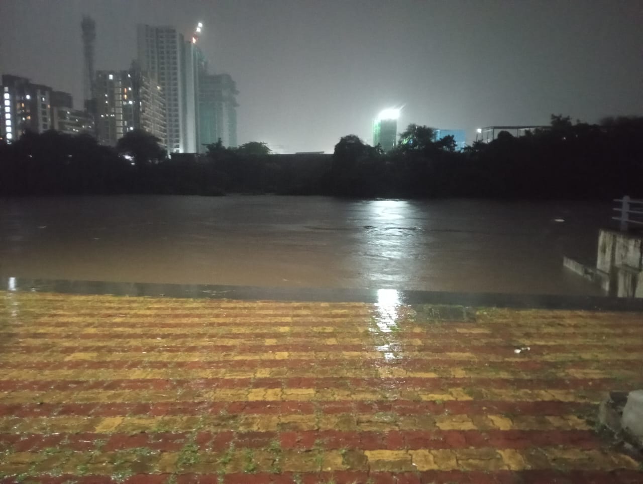 पिंपरी-चिंचवडमध्ये मुसळधार पावसामुळे पूरस्थिती..