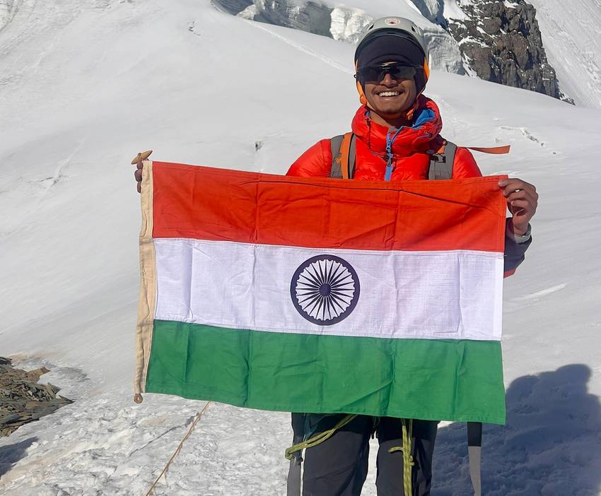 पिंपळे निलखचा बालगिर्यारोहक साई कवडेची कांगयात्से शिखरावर चढाई...