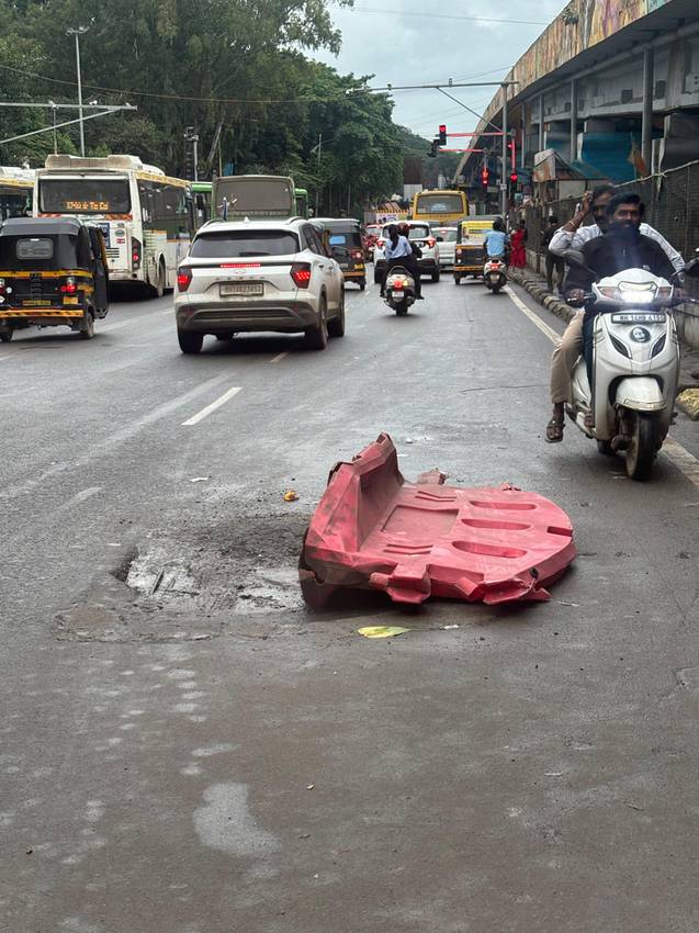 निगडी पवळे उड्डाण पुलाखालील रस्त्यावर भलामोठा खड्डा.