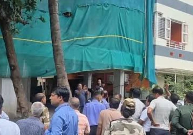 'बांधकाम पाडले तर बाळाला फेकून आत्महत्या करेन'..