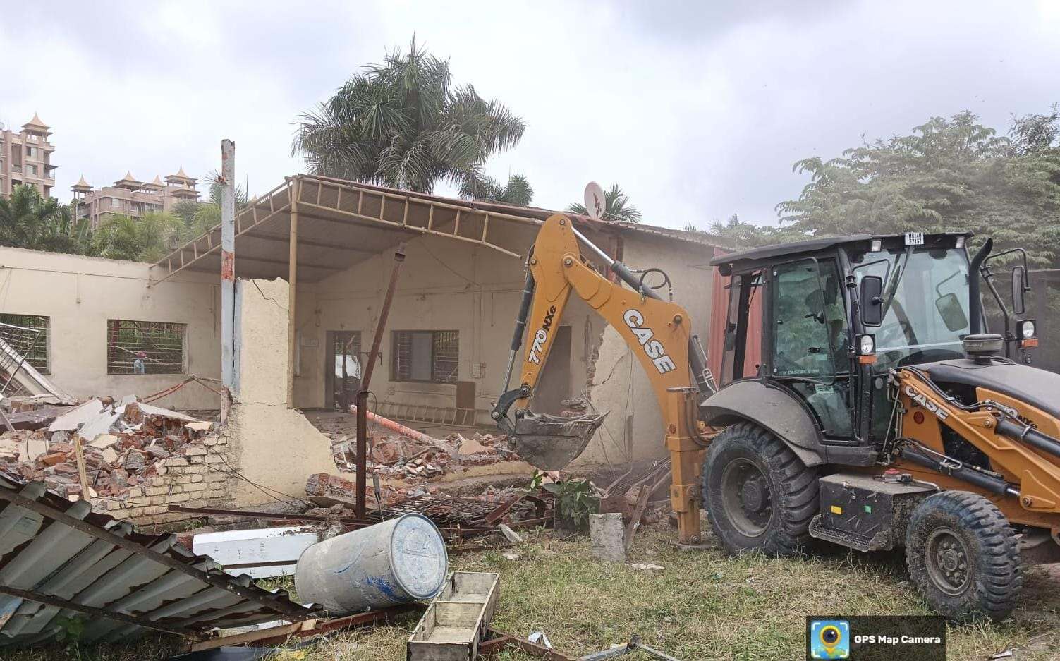 सेवा रस्त्यांवरील अतिक्रमणे भुईसपाट..