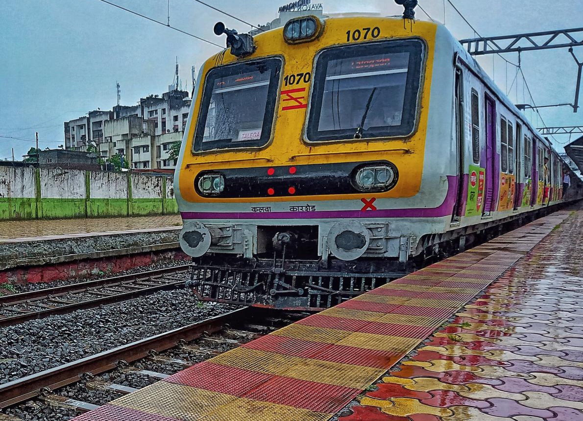 पुणे-लोणावळा लोकल दुपारी सुरू करणे अशक्य..