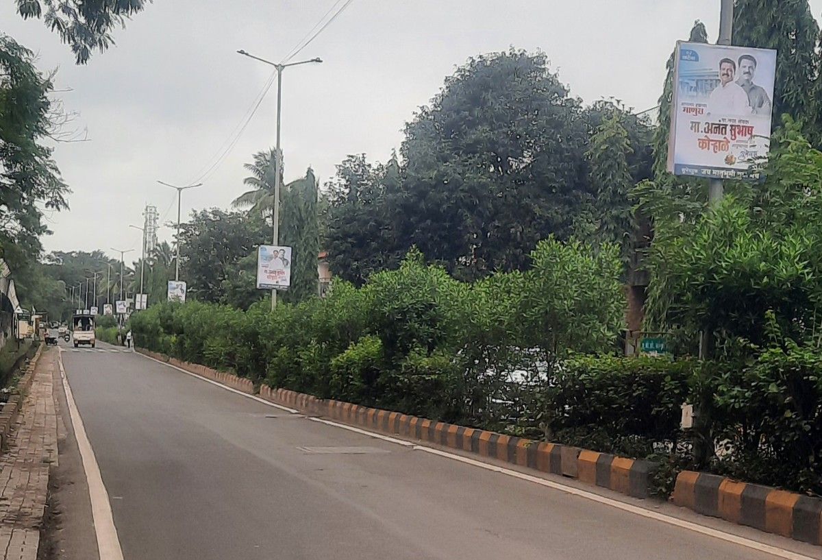 निवडणुकीची चाहूल लागताच शहरात अनधिकृत फलकांची जत्रा..