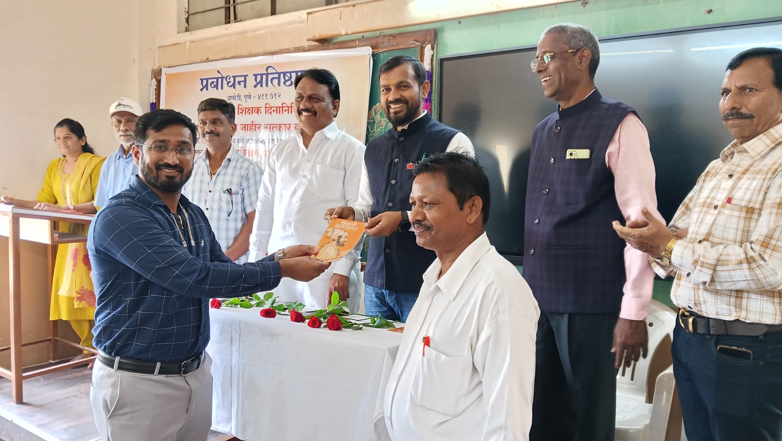 प्रबोधन प्रतिष्ठानतर्फे शिक्षकांचा सन्मान सोहळा