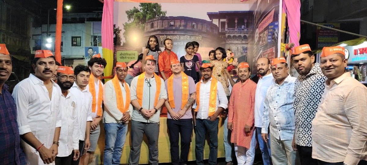 पुण्यातील त्रिमूर्ती मित्र मंडळाचे उत्सवात साधेपण ठरतेय आकर्षण...