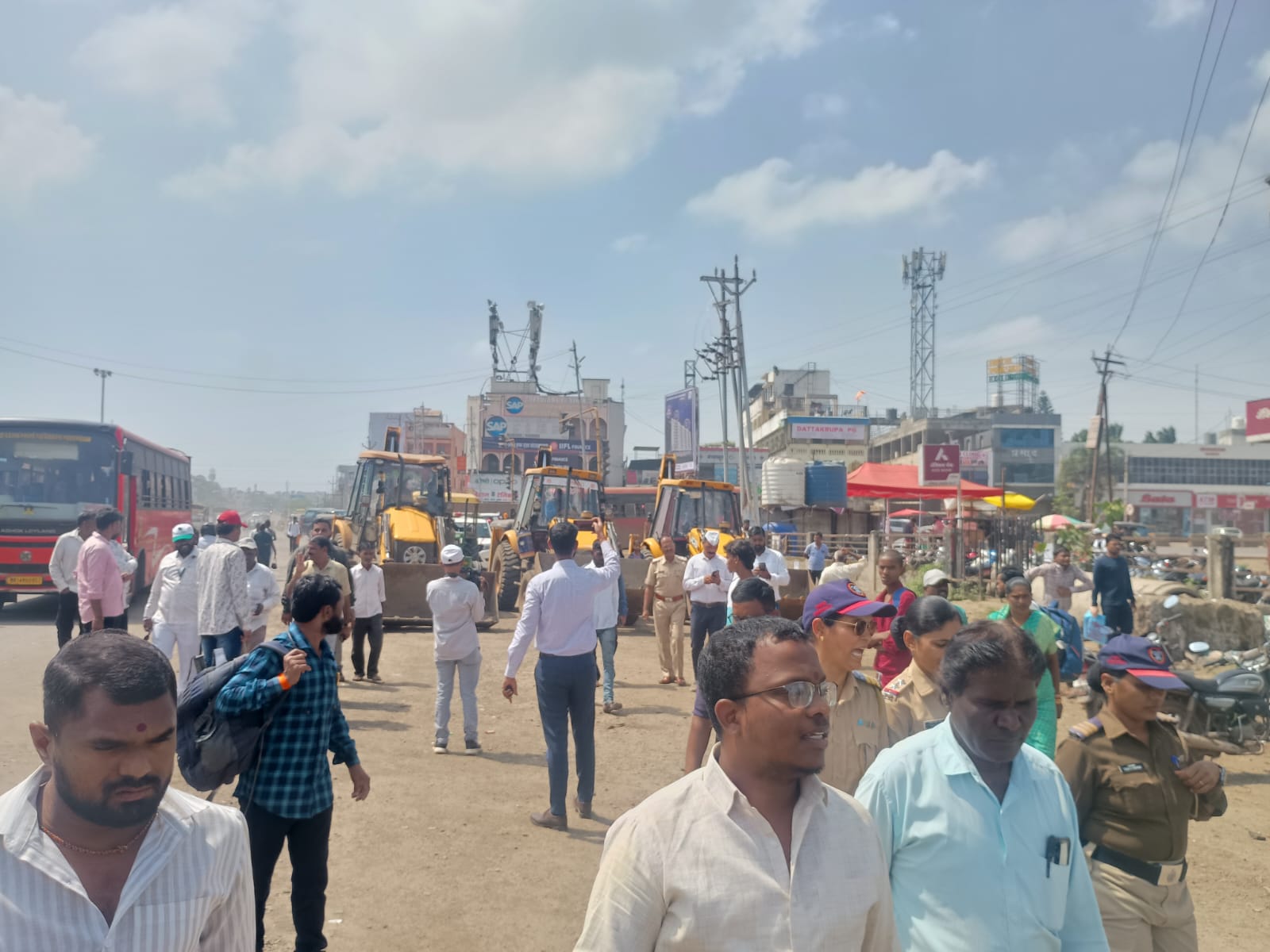 चाकणमध्ये पाडापाडीला सुरुवात..