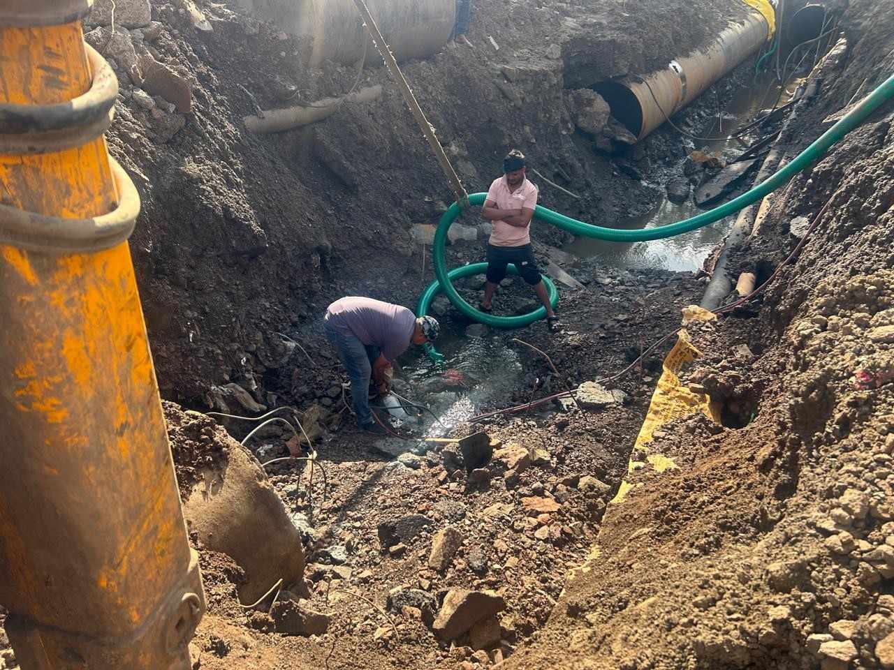 निगडीतील जलवाहिनीला गळती..