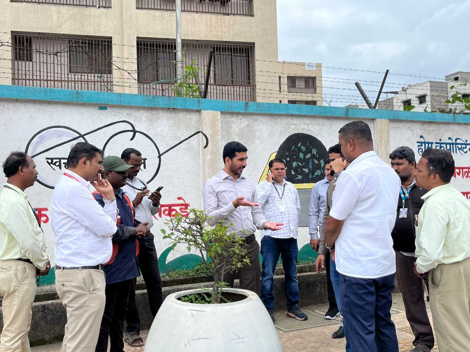 रस्ता दुभाजक व फुटपाथवरील झाडांच्या संरक्षणासाठी महापालिकेचे व्यापक नियोजन...