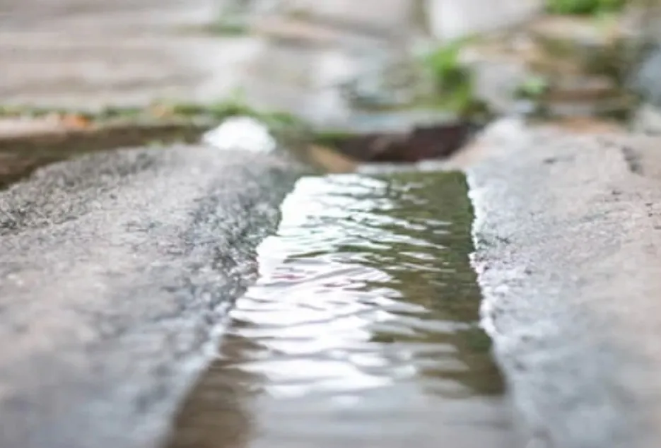 कासारवाडीच्या लोंढे चाळ भागात पावसाचे पाणी साचत असल्याची तक्रार..