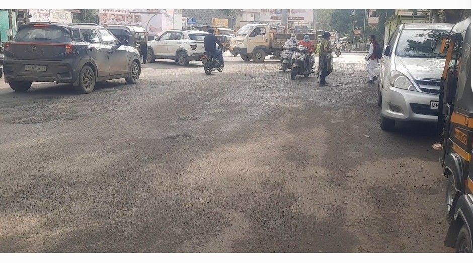 चिंचवडगावात मोरया हॉस्पिटलजवळील रस्ता पुन्हा उखडला...